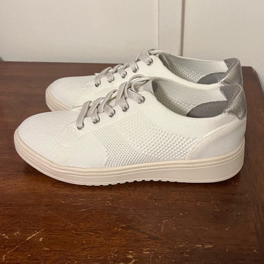 NWOT Bzees LifeStride Women's VIP size 7.5 shite with silver accents lightweight - Picture 3 of 11